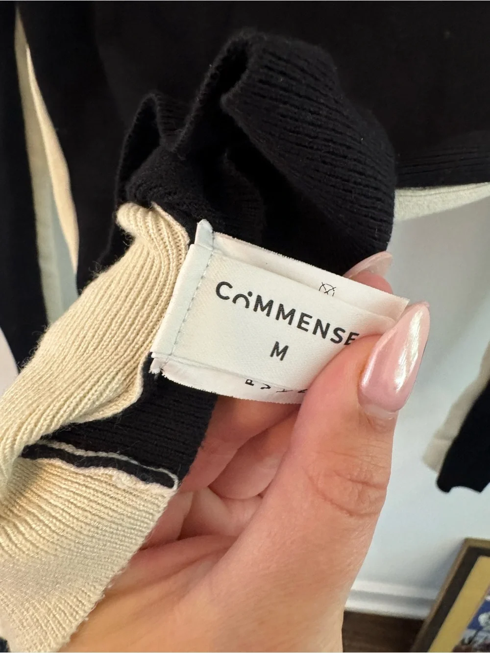 Size M Women's Two-Tone Mock Neck Sweater in Cream and Black